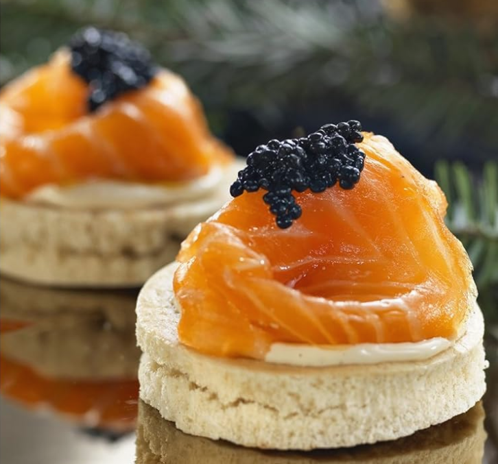 CANAPE DE SALMON AUMADO Y CAVIAR