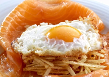 HUEVOS CON SALMON AUMADO