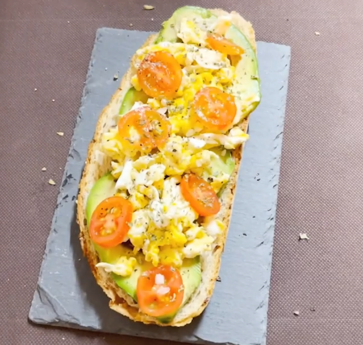 REBANADA PAN CON AGUACATE